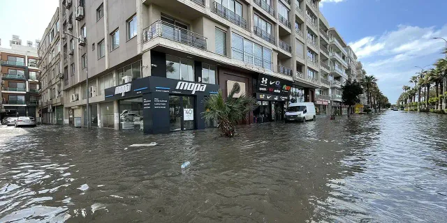 Denizin taştığı İskenderun sahildeki su tahliye ediliyor