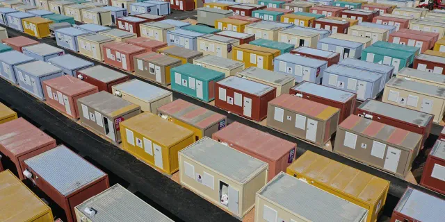 Katar'dan gönderilen konteynerler, Adıyamanlı depremzedeler için kuruluyor