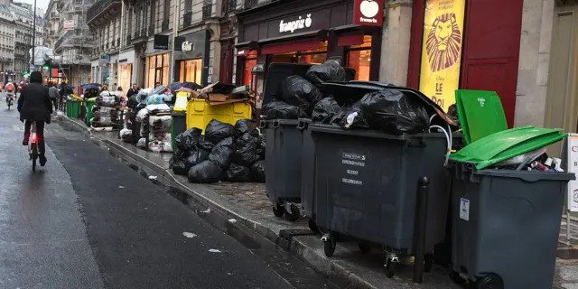 Paris'teki grevdeki çöp toplayıcıları zorla çalıştırılmaya başlandı