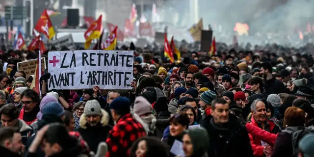 Paris'te emeklilik reformu karşıtlarının gösterisinde 120 kişi gözaltına alındı