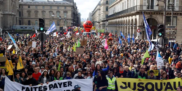 Fransa'da emeklilik reformu karşıtı protestolar sürüyor: Polisle göstericiler çatıştı
