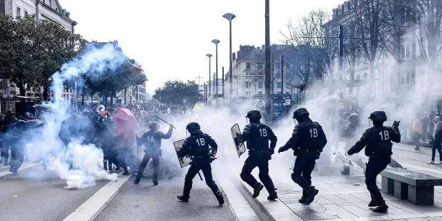 Paris'te sokaklar yine karıştı