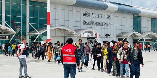 227 göçmen Ağrı'dan uçakla Afganistan'a gönderildi