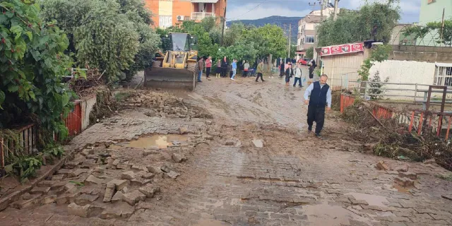 Adana’da sağanak sebebiyle bazı evleri su bastı