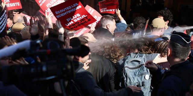 Paris'te çevreciler TotalEnergies'i protesto etti