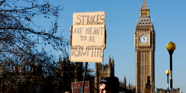 İngiltere'de greve giden sağlık çalışanları hükümetin zam teklifini kabul etti