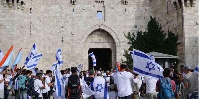 Doğu Kudüs'teki provokatif "bayrak yürüyüşü" Gazze'nin İsrail sınırında protesto edildi