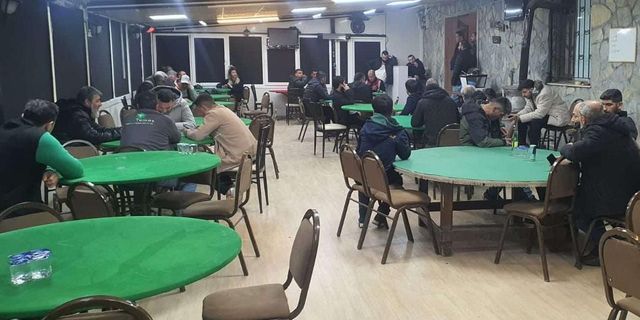İzmir'de kumar oynarken yakalanan 118 kişiye para cezası kesildi