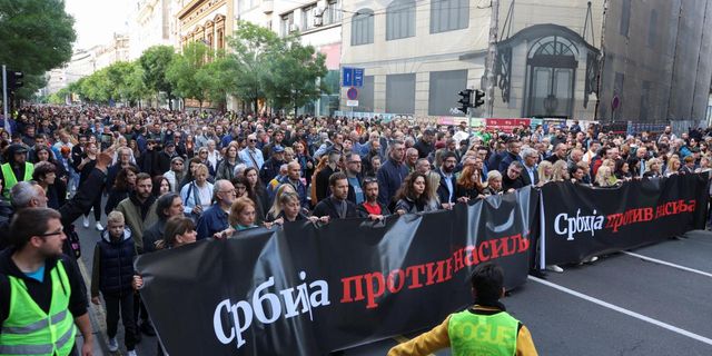 Sırbistan’daki silahlı saldırıların ardından halk sokağa indi