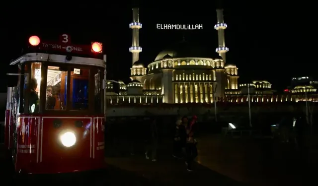 Taksim Camii’ne, “Elhamdülillah” yazılı mahya asıldı