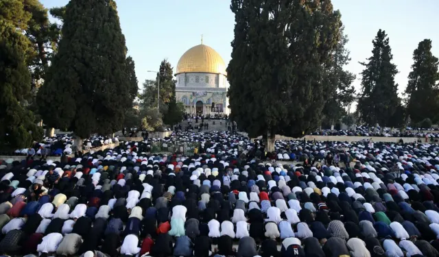 İdlib ve Kudüs’te on binlerce Müslüman Bayram namazını eda etti!