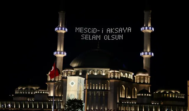 Taksim Camii'ne 'Mescid-i Aksa'ya selam olsun' mahyası