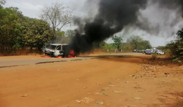 Nijerya'da kamyonet yolcu otobüsüne çarptı, ardından çıkan yangında 18 kişi öldü