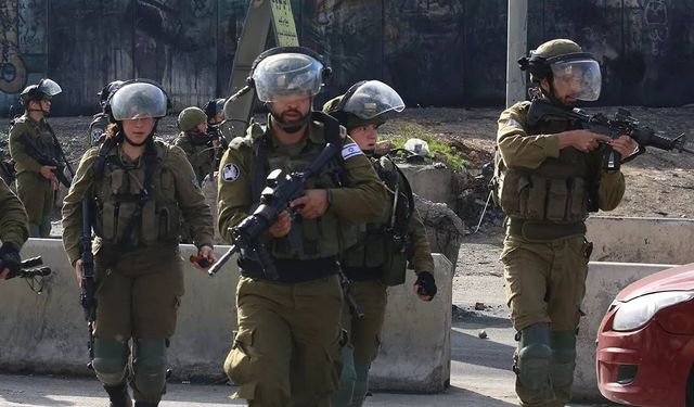 İşgalci İsrail biri çocuk 19 Filistinliyi gözaltına aldı