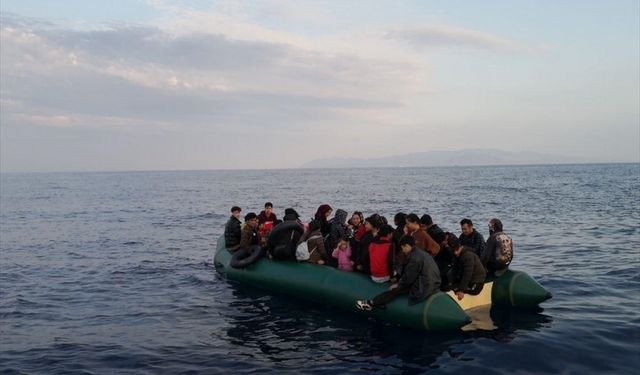 İzmir açıklarında 44 göçmen kurtarıldı