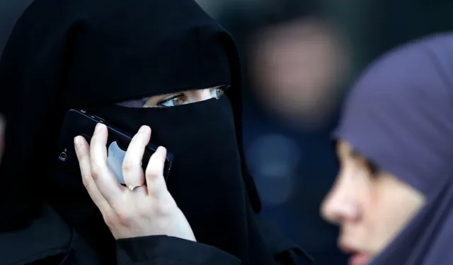 Müslümanlık arttıkça İslam düşmanlığı da artıyor: Fransa'da uzun elbiseye yasak!