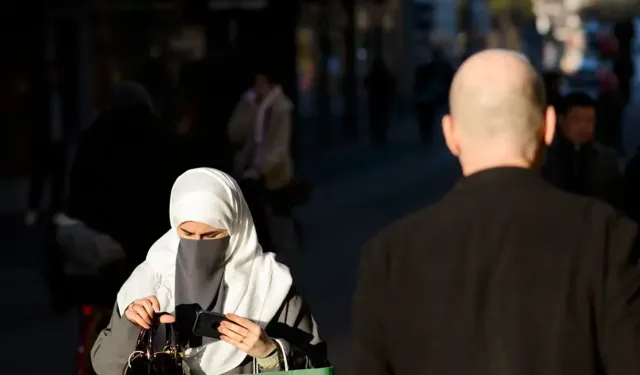 İsviçre kamuya açık alanlarda burkayı yasakladı