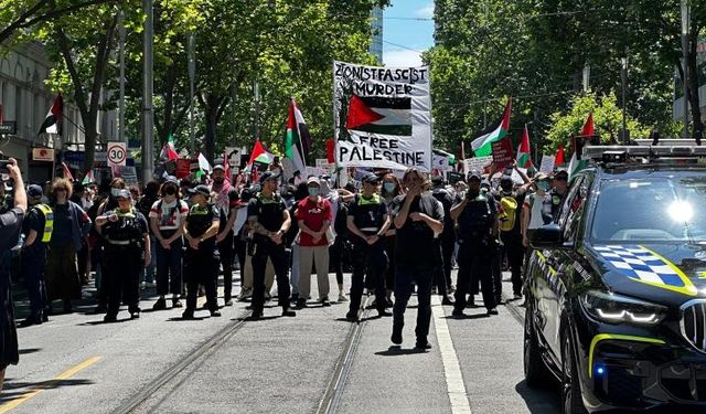 Avustralya'da binlerce öğrenci Filistin'e destek amacıyla ders bıraktı