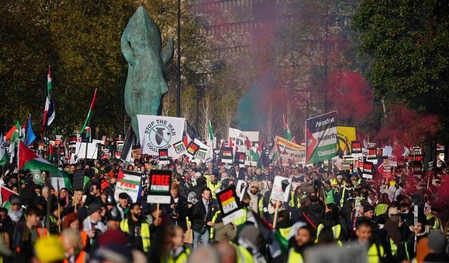 300 bin kişi Filistin'e destek için Londra sokaklarında