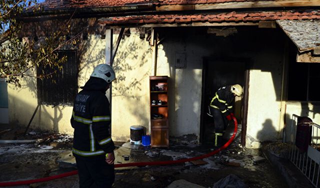 Canavarlaşan toplum: Annesi ile 2 kardeşini rehin alıp, evi ateşe verdi