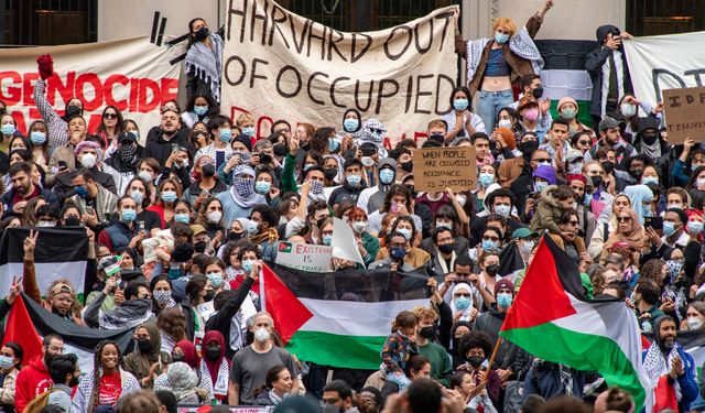 Yahudi lobisinin istifaya zorladığı Harvard Rektörü'ne yüzlerce öğretim üyesinden destek