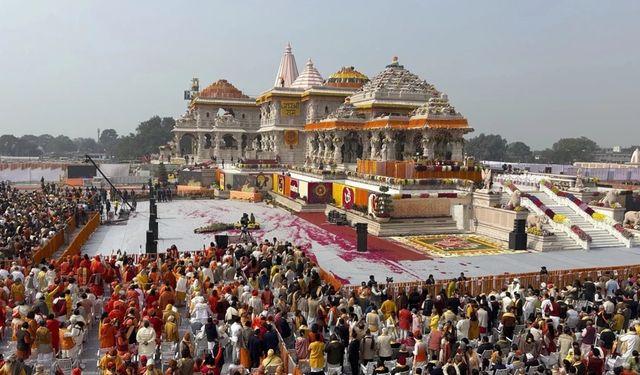 Modi, Hindular tarafından yıkılan Babür Camisi'nin yerine inşa edilen tapınağı açtı