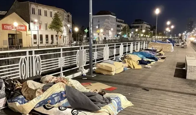 Muhteşem Avrupa medeniyeti! Belçika'da sığınmacılar sokakta yatıyor