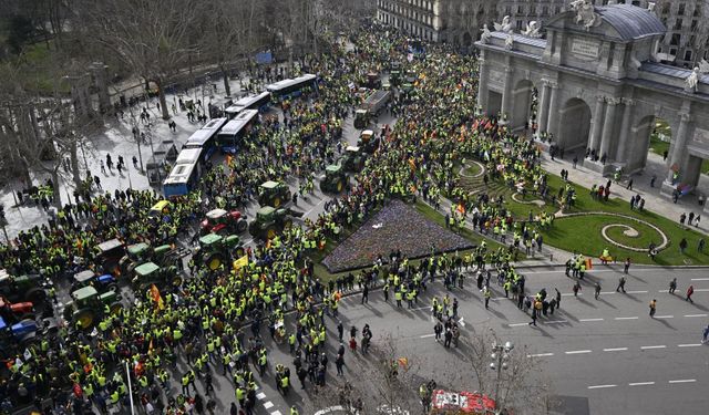 Kriz büyüyor: İspanyol çiftçiler, traktörleriyle yolları kapattı