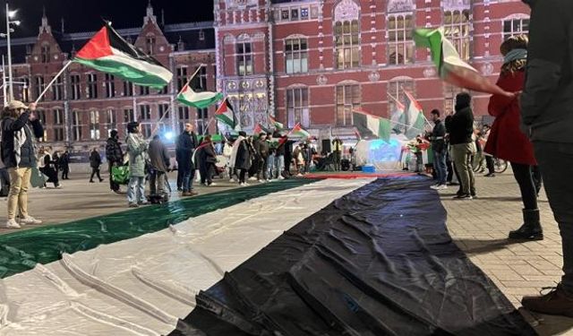 Hollanda'da 16 tren istasyonunda Filistin'e destek için oturma eylemi yapıldı