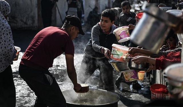Gazze'de çocuklar yemek sırasından elleri boş dönüyor