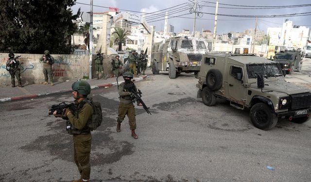 Siyonist işgalciler Batı Şeria'da en az 7 Filistinliyi daha gözaltına aldı