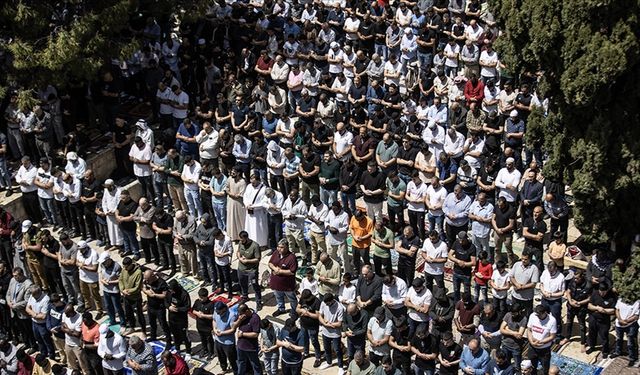 Gözaltı ve engellemelere rağmen 30 bin Müslüman Mescid-i Aksa'da cuma namazı kıldı