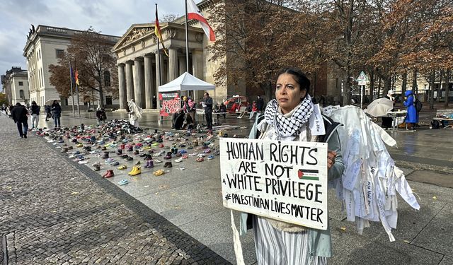 Berlin'de Gazzeli çocuklar için saygı nöbeti