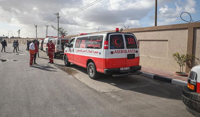 Terörist İsrail, Filistin Kızılay ekiplerini 'canlı kalkan' olarak kullanıyor