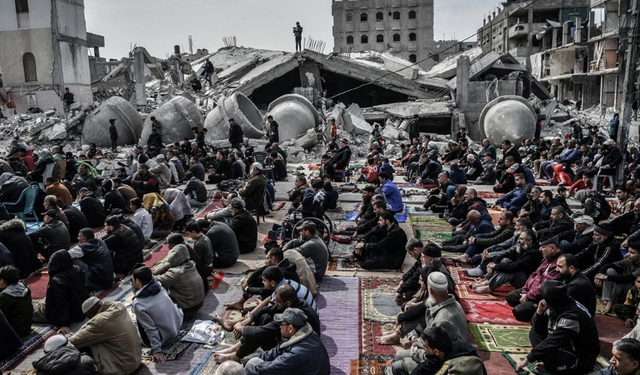 Cami enkazında cuma namazı