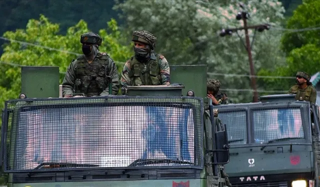 Pakistan'la Hindistan arasında çatışma başladı