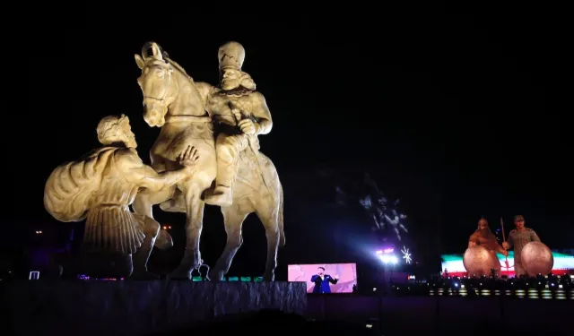 İran köklerine sığındı: Tahran'da Sasani hükümdarının heykeli dikildi