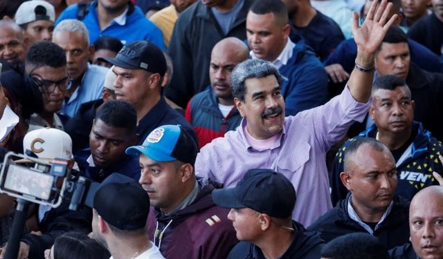 Venezuela ayakta: Maduro gençlerle yürüdü, "İşgale karşı direneceğiz!"