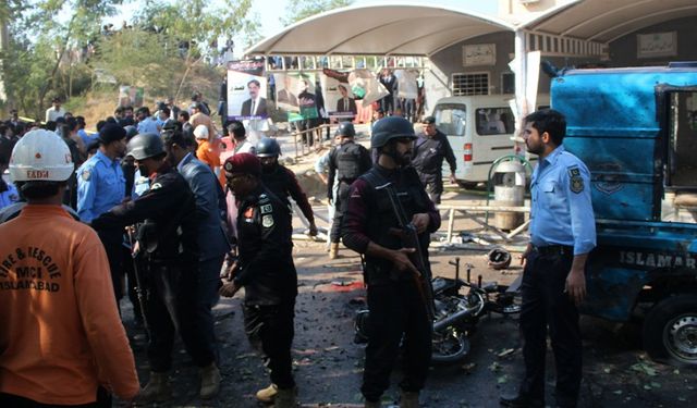 Pakistan’daki intihar saldırısını Pakistan Talibanı üstlendi