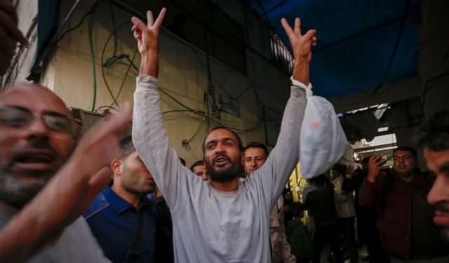 İsrail zindanlarından Gazze'ye: 11 esir ailesine kavuştu