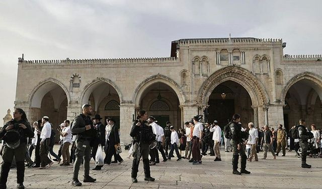 Terörist Yahudiler Mescid-i Aksa'ya yine baskın düzenledi