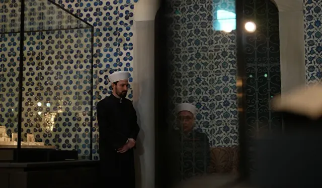 Kemalist rejim mukaddes emanetlerin asırlık geleneğini rafa kaldırmıştı