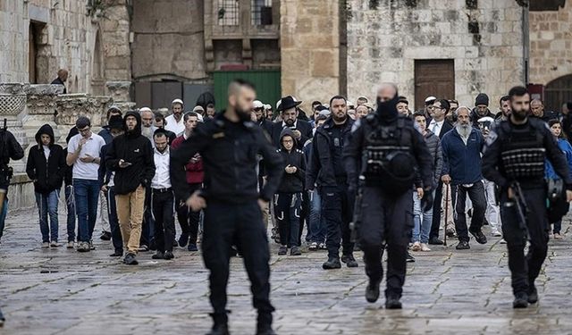 Siyonist sürüsünden Mescid-i Aksa’ya baskın