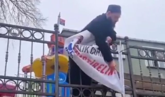 Şeriat karşıtı pankart İbdacılar tarafından söküldü