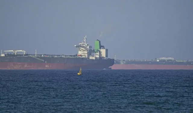 ABD-İran savaşı denize taşındı: Hürmüz’de iki gemi vuruldu