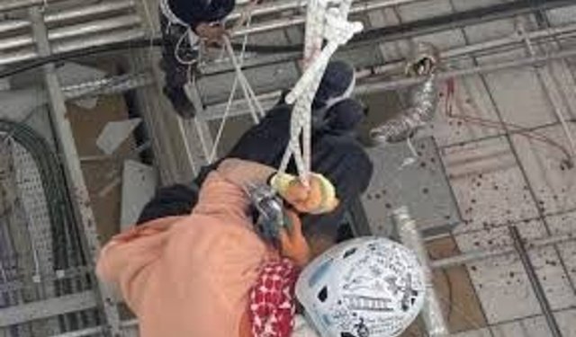 İngiltere'de aktivistler soykırım ortağı şirkete film gibi operasyon düzenledi