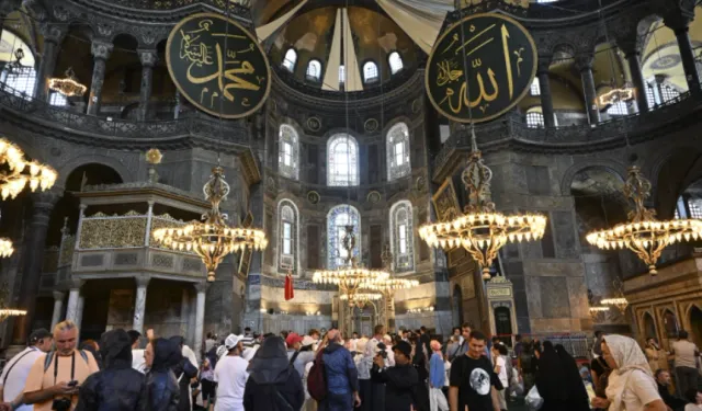 Tarihte bugün: Ayasofya Camii ibadete açıldı