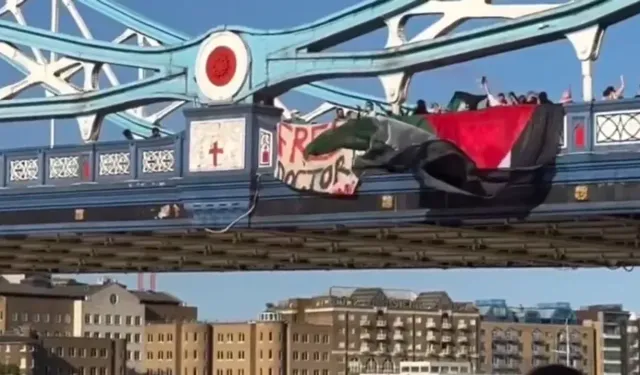 Londra'daki Tower Bridge'de esir doktor Ebu Safiyye'nin pankartı asıldı