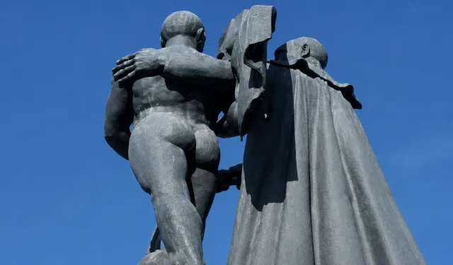 "Bu memlekete bu ucube heykel yakışmıyor"