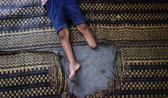 Terörist Yahudilerin saldırısında bir bacağını kaybeden Gazzeli Cemalat, hayata tutunmaya çalışıyor